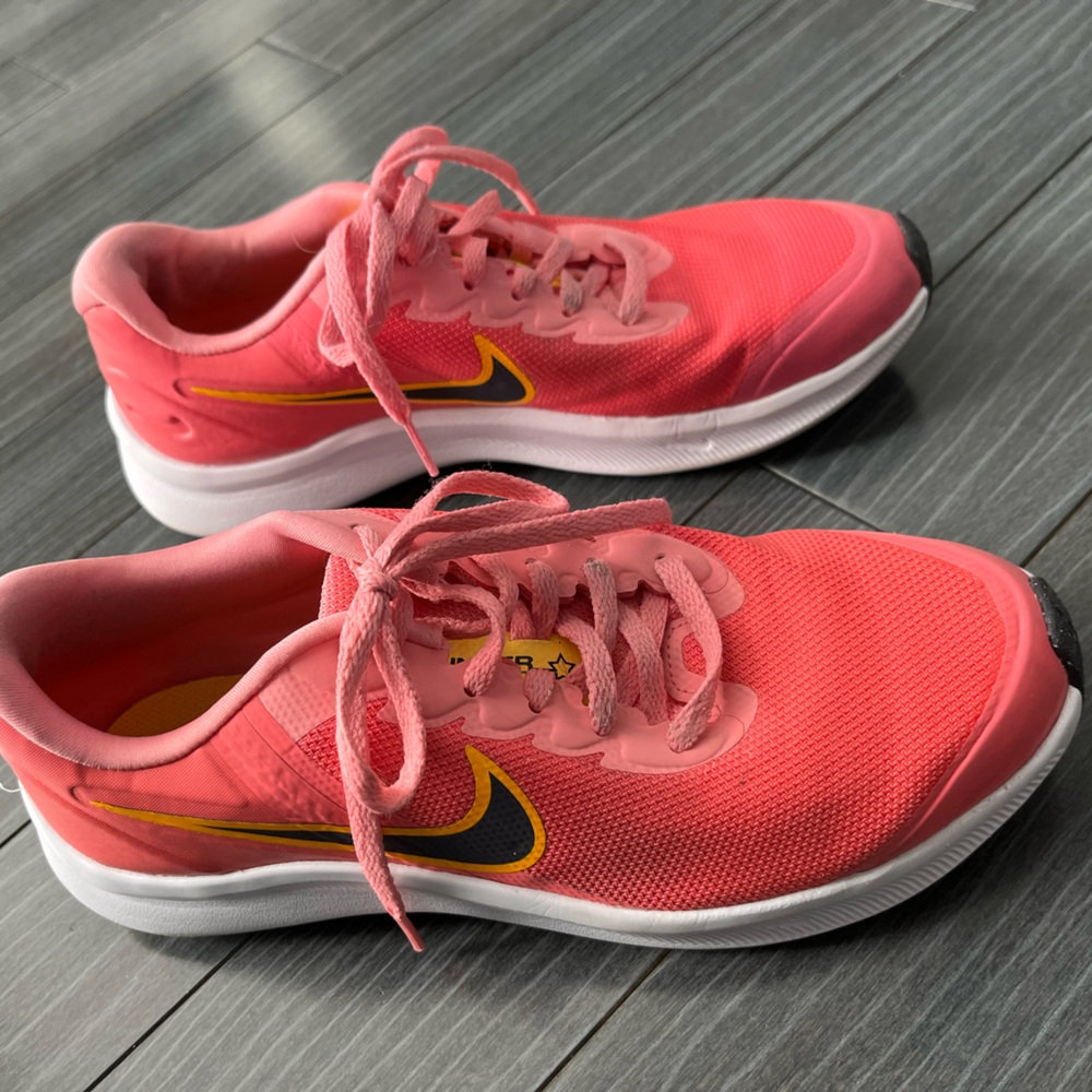 Nike star runner sneakers size 5 youth - coral color
